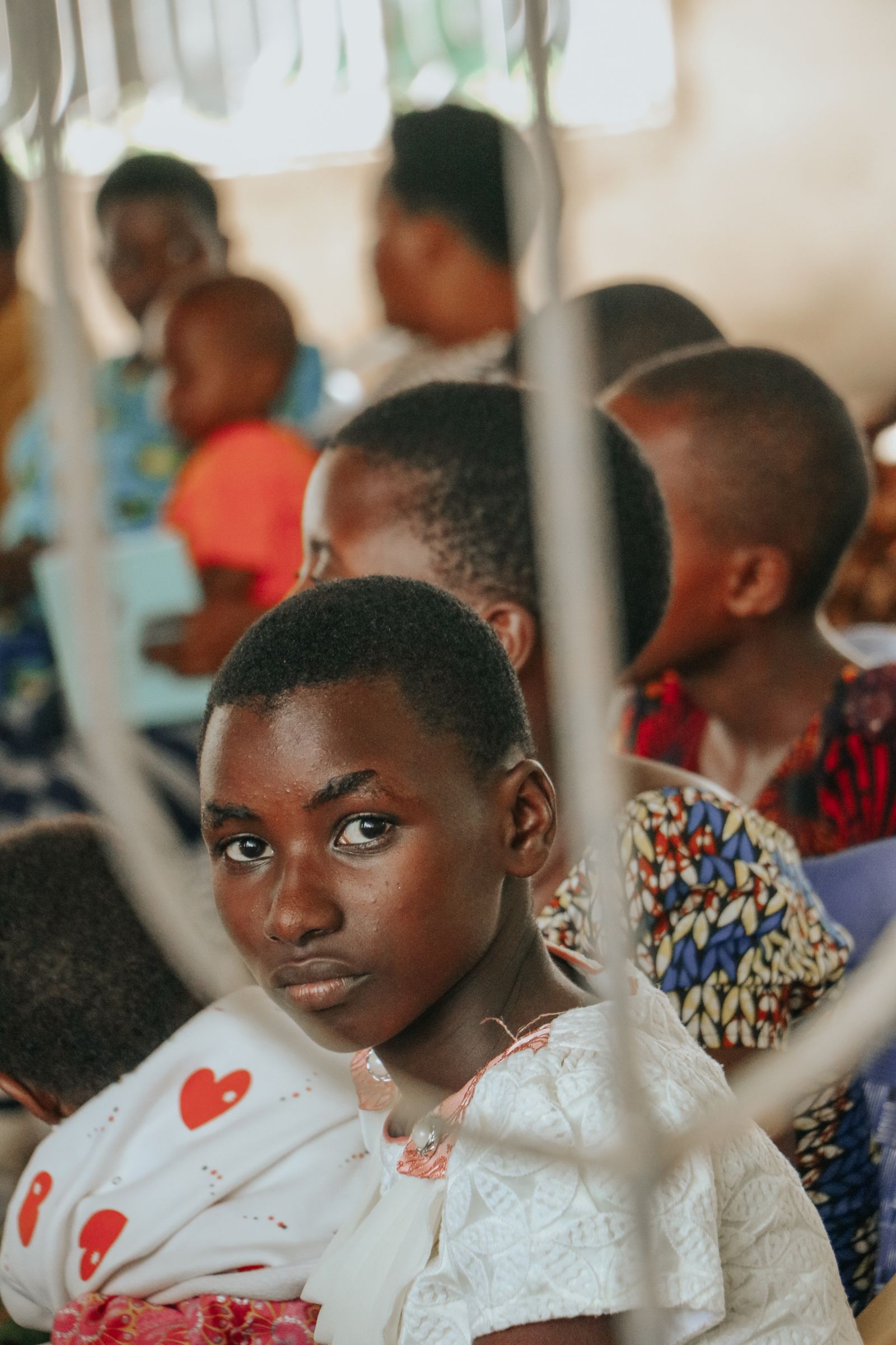 Élèves rassemblés et attentifs dans une salle de classe