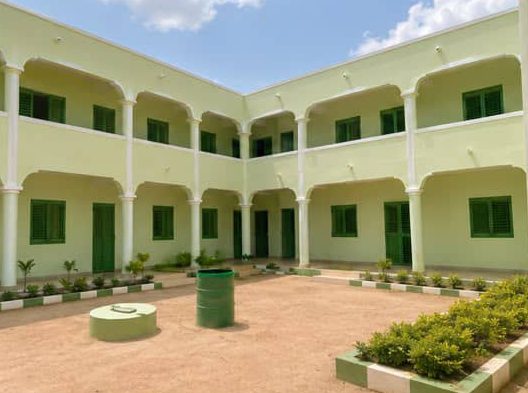 La cour intérieure du CS-FAG, bordée d'arcades