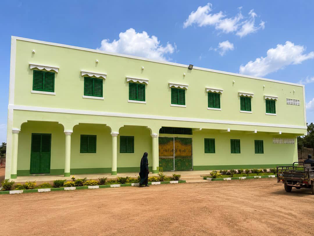 La façade du Complexe Scolaire Francoarabe GNIETAA à Ouenzzindougou