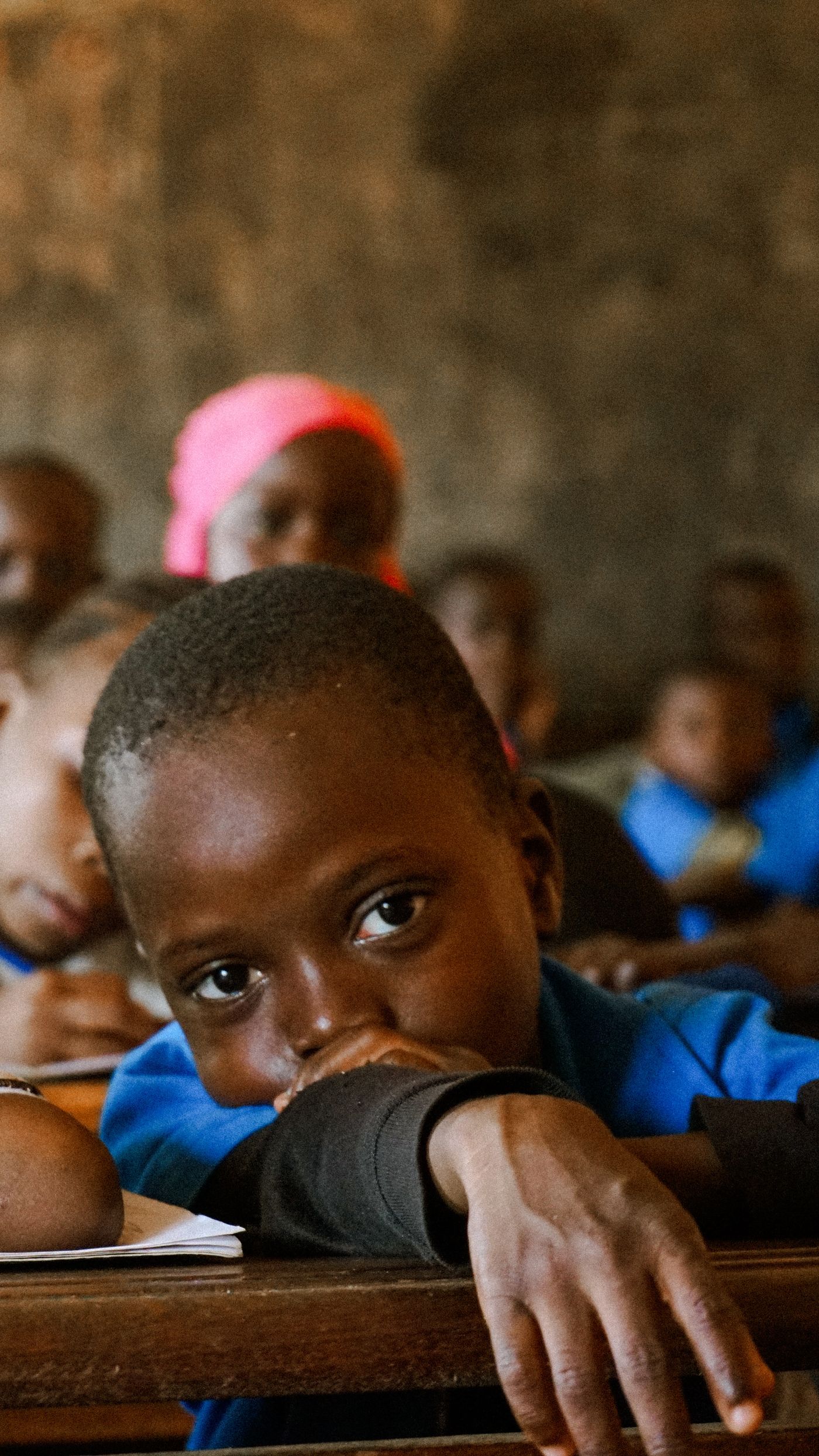 Jeune enfant souriant pendant une activité en classe de maternelle