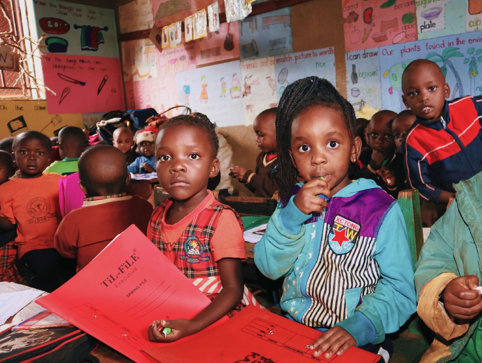 Jeunes enfants réunis dans une salle d'éveil colorée
