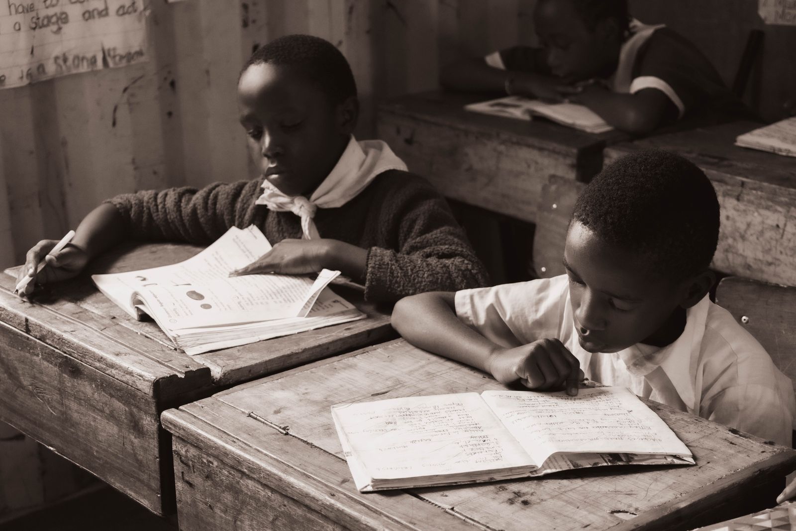 Élèves absorbés par leur lecture à l'école