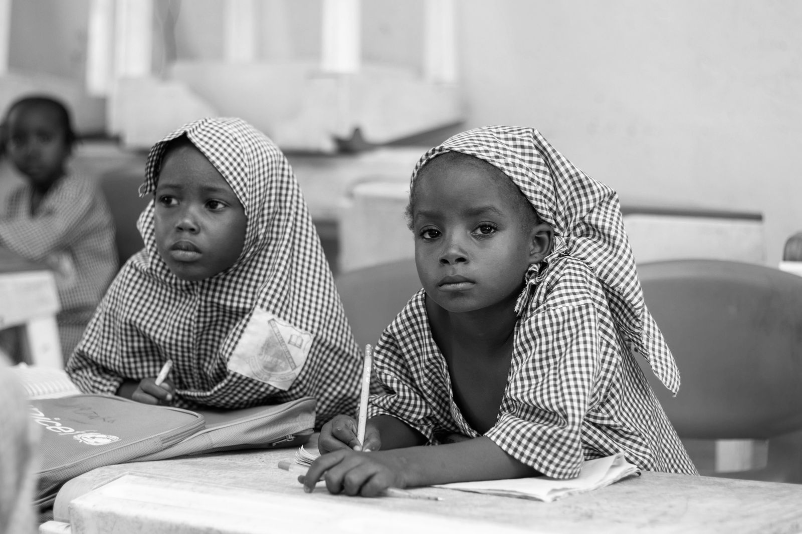 Élèves concentrées sur leur travail en classe