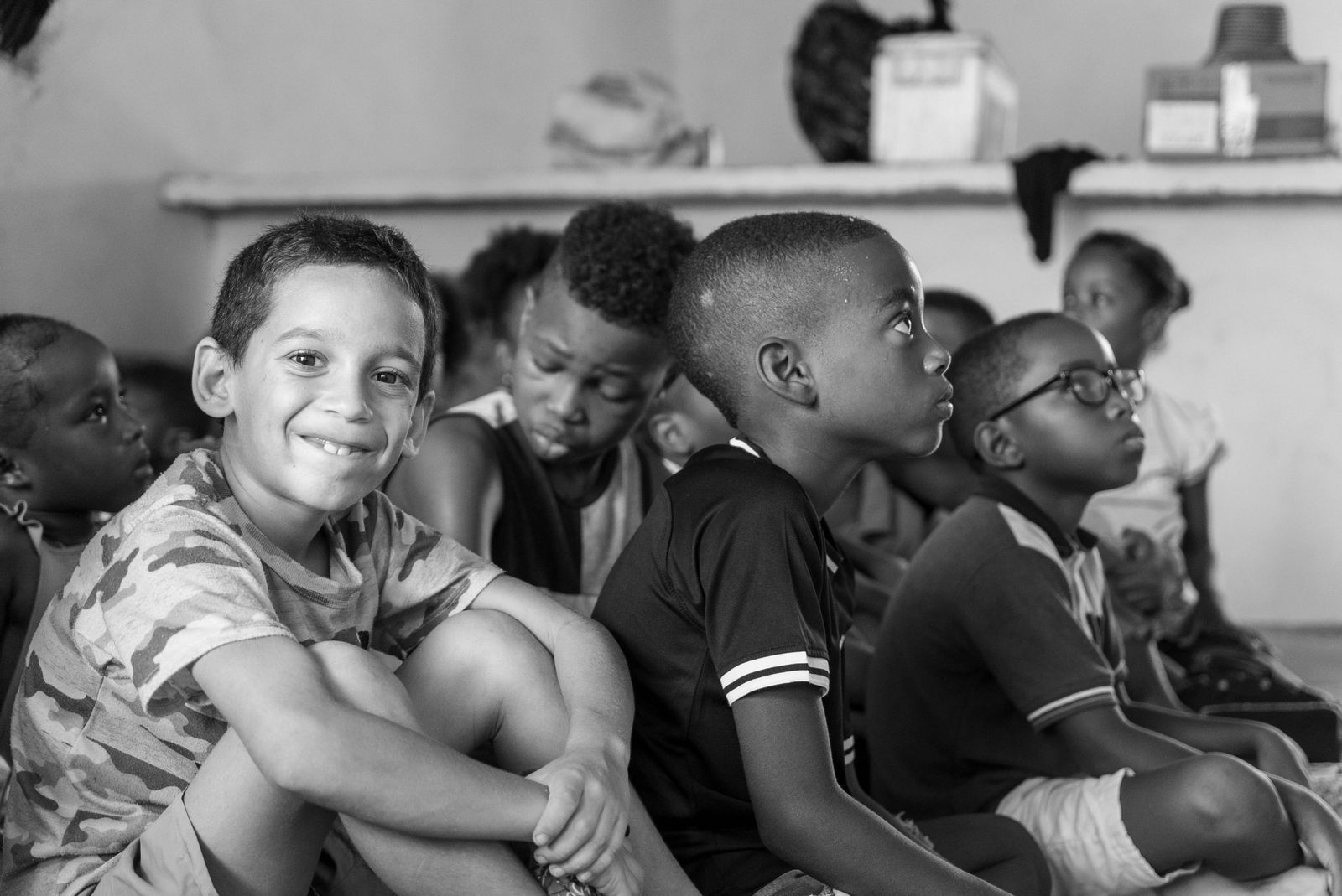 Enfants attentifs écoutant leur enseignant en classe